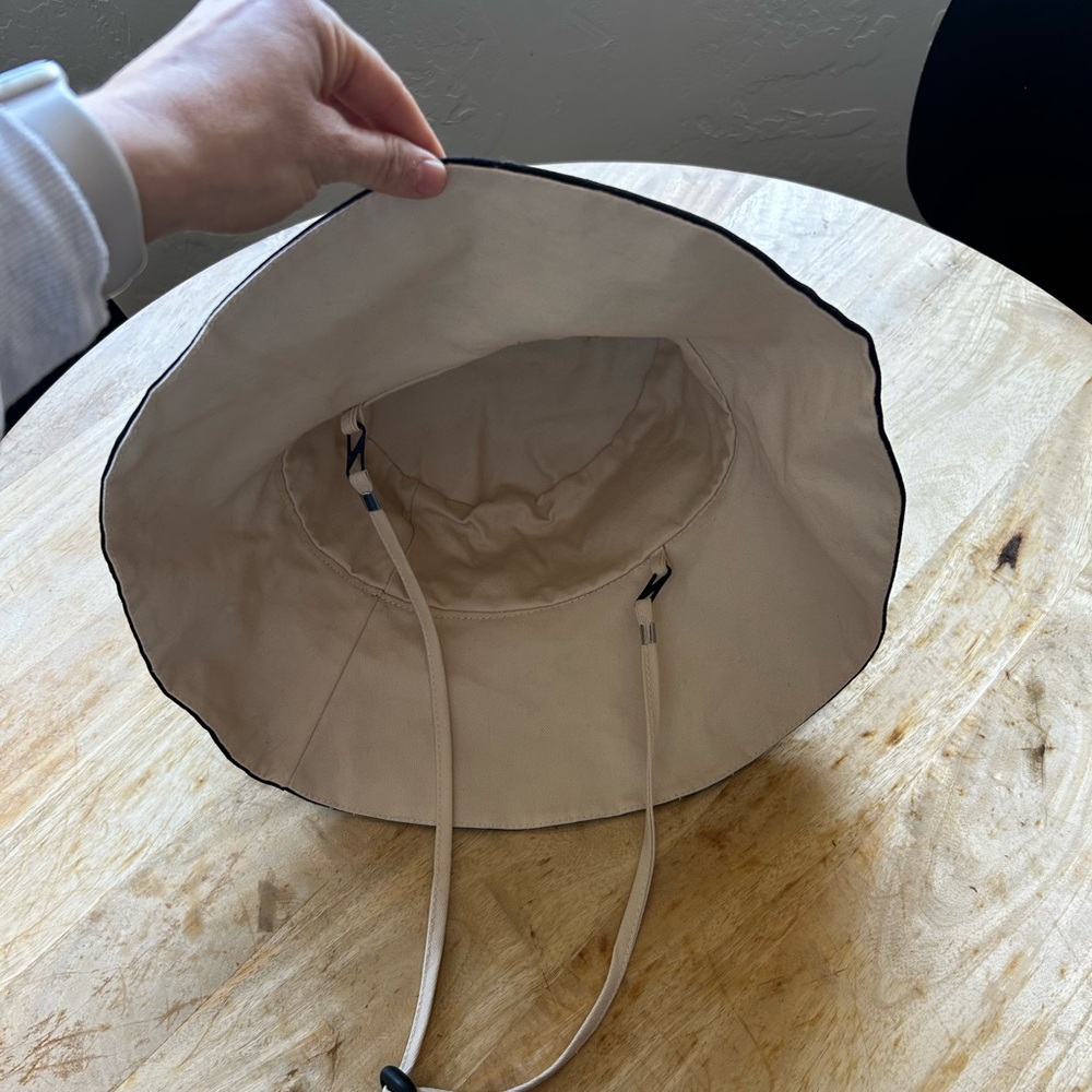 Reversible Black Wide-Brim Sun Hat with Chin Cord - Picture 4 of 5